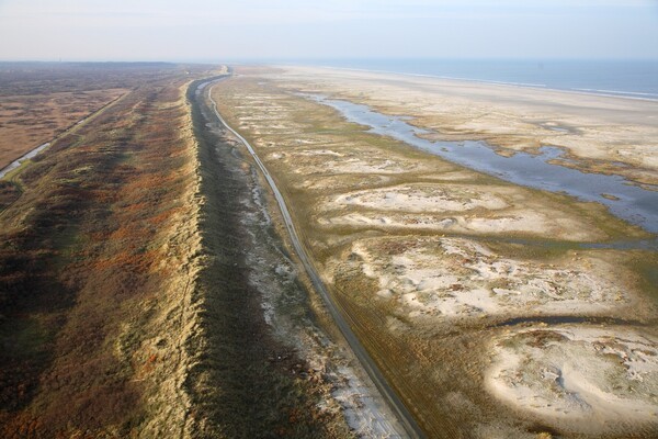 Figure 1: Aerial image of Schiermonnikoog with from left to right the salt marsh, the sand-drift-dike, the green beach, the sandy beach and the North sea (source: Beeldbank Rijkswaterstaat, Joop den Houdt).